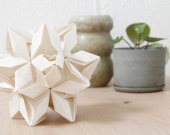 Décoration étoile en origami faite à la main