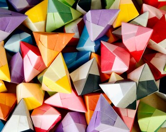 100 x flerfärgade handgjorda origami-tetraederdekorationer