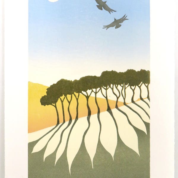 Árboles de Devon con sadows y aves. Lino por Steve Manning