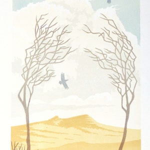 Devon Landscape. Haytor, Dartmoor Linocut mit Bäumen und Raben von Steve Manning