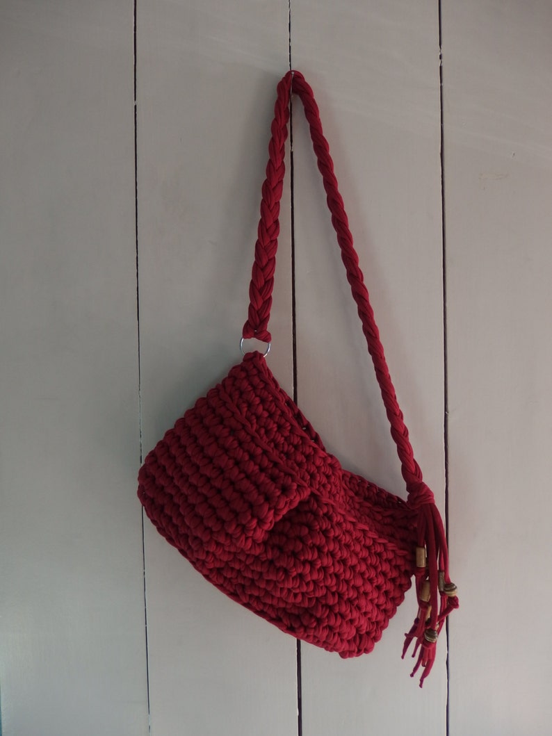 Crochet dark red shoulder bag from t shirt yarn. Closes with a Etsy