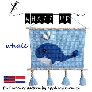 Op de afbeelding: Een gehaakte wandhanger met een blauwe walvis met witte accenten, omringd door blauw water. De hanger is bevestigd aan een houten stok met blauwe kwastjes. De tekst "WHAZZ UP" is boven de hanger weergegeven. De tekst "whale" is onder de hanger weergegeven. De tekst "PDF crochet pattern by applicatie-en-zo" is onder de hanger weergegeven.
