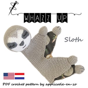 Op de afbeelding: Een haakpatroon voor een luiaard met een grijs lichaam en een zwart-witte gepatenteerde stof op de rug. Het patroon heet "Whazz Up Sloth" en is beschikbaar als PDF-download.