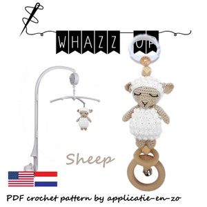 Peut inclure: Un mobile pour bébé en forme de mouton crocheté avec un anneau en bois et une clochette. Le mobile est suspendu à un support en métal blanc. Le mobile est étiqueté "Sheep" et "PDF crochet pattern by applicatie-en-zo".