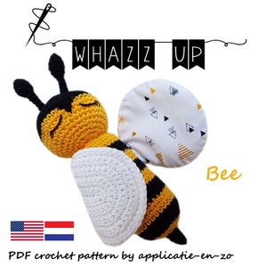 Puede incluir: Un patrón de crochet amigurumi para una abeja con un cuerpo rayado amarillo y negro, alas blancas y ojos negros. La abeja está tumbada de espaldas con las alas extendidas. El patrón está disponible en inglés y holandés. El patrón se llama "Bee" y es de "applicatie-en-zo".