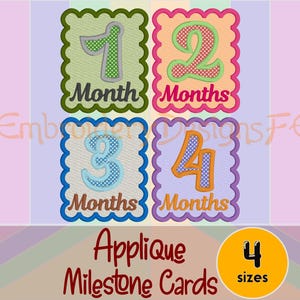 Puede incluir: Cuatro tarjetas de hitos de apliques con los números 1, 2, 3 y 4, cada una con un esquema de color diferente. Las tarjetas tienen bordes festoneados y la palabra "Months" debajo de cada número. También está presente el texto "Applique Milestone Cards".