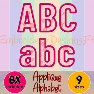 Puede incluir: Letras del alfabeto rosa en aplique ABC y abc con un patrón de hojas. Las letras tienen un contorno rosa oscuro. La imagen incluye el texto "BX included", "Applique Alphabet" y "9 sizes". El fondo está a rayas con colores pastel.