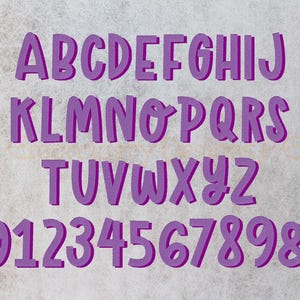 K&ouml;nnte beinhalten: Das Alphabet, Zahlen und ein kaufm&auml;nnisches Und-Zeichen werden in Lila in einer klaren, gut lesbaren Schriftart angezeigt. Die Buchstaben A bis Z sind in drei Reihen angeordnet, die Zahlen 0 bis 9 und das kaufm&auml;nnische Und-Zeichen in der vierten Reihe. Die Schriftart hat einen leichten Schatteneffekt.