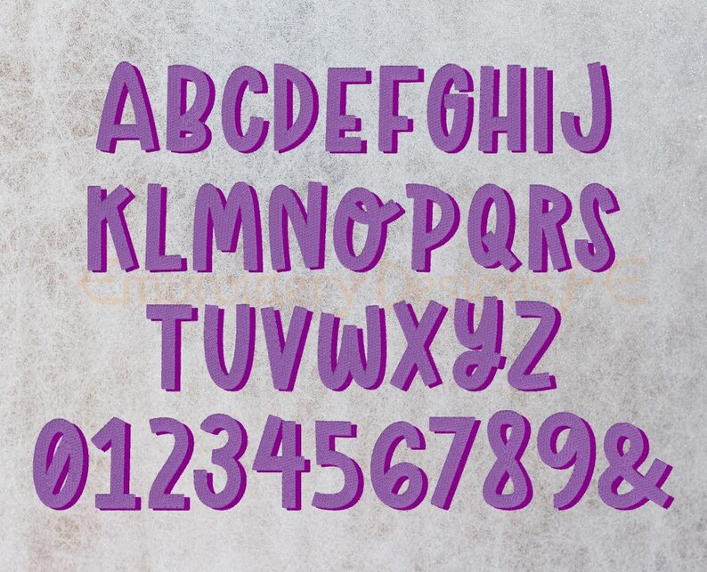 K&ouml;nnte beinhalten: Das Alphabet, Zahlen und ein kaufm&auml;nnisches Und-Zeichen werden in Lila in einer klaren, gut lesbaren Schriftart angezeigt. Die Buchstaben A bis Z sind in drei Reihen angeordnet, die Zahlen 0 bis 9 und das kaufm&auml;nnische Und-Zeichen in der vierten Reihe. Die Schriftart hat einen leichten Schatteneffekt.