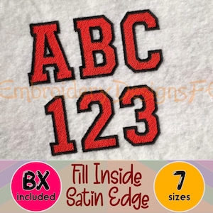 Puede incluir: Un diseño de bordado que muestra las letras ABC y los números 123 en una fuente roja llamativa con un contorno grueso de puntada satinada negra. El texto está bordado sobre una tela blanca texturizada. Incluye etiquetas de formato BX y 7 tamaños.