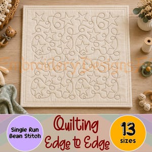 Op de afbeelding: Een vierkant gebroken wit stoffen paneel met een doorlopend machinaal gestikt patroon van sterren en kronkelende lijnen. De tekst op de afbeelding luidt Embroidery Designs, Quilting Edge to Edge, Single Run Bean Stitch, 13 sizes.