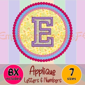 Puede incluir: Diseño de bordado de aplique de la letra E en morado con un fondo floral rosa, azul y amarillo. El diseño está disponible en 7 tamaños e incluye 26 letras y 10 números.
