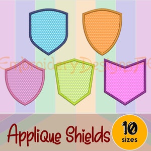 Könnte beinhalten: Fünf verschiedene farbige Applikations-Schilddesigns mit einem Wabenmuster. Die Schilde sind in Blau, Orange, Rosa, Grün und Lila. Der Text "Applique Shields" und "10 Größen" befindet sich unter den Schilden.