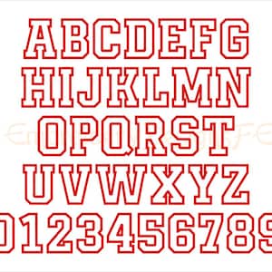 以下が含まれることがあります： AからZまでの赤いバーシティスタイルのブロック文字と0から9までの数字の完全なセット。各文字は、太い赤い輪郭と白い内部を備えており、白い背景に整然と並べられた、クリーンで統一されたフォントスタイルで表示されています。