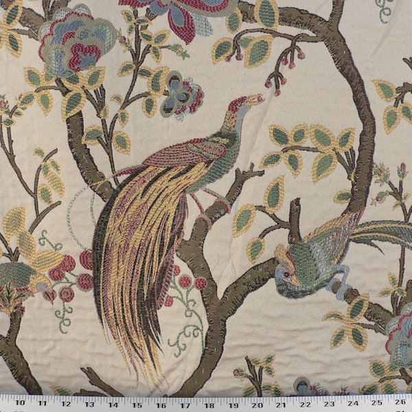 Könnte beinhalten: Beigefarbener Stoff mit einem sich wiederholenden Muster aus stilisierten Vögeln und Blumen. Die Vögel sind gold, grün und braun mit langen Schwänzen. Die Blumen sind rot, grün und blau.