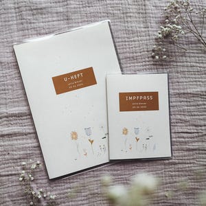 Cubierta de cartilla U y certificado de vacunación con estampado "Flores"