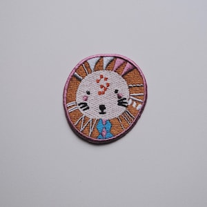 Op de afbeelding: Een set van drie keramische mokken met een gespikkelde, matte afwerking. De mokken zijn in crème, lichtgrijs en donkergrijs. Elke mok heeft een eenvoudig, minimalistisch ontwerp, perfect voor koffie of thee.