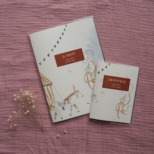 Funda para cartilla U y certificado de vacunación con estampado "Circus"