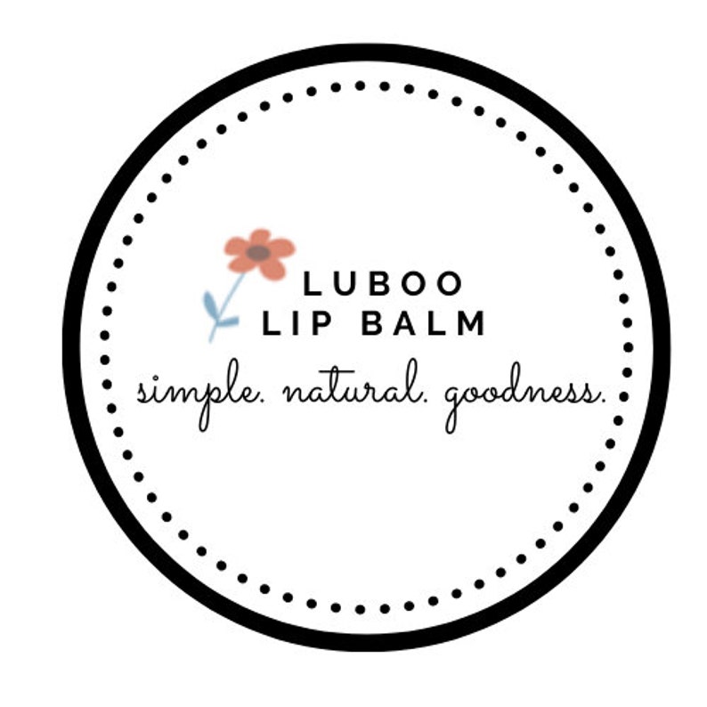 Puede incluir: Un c&iacute;rculo blanco con un borde negro punteado. Dentro del c&iacute;rculo hay una peque&ntilde;a ilustraci&oacute;n de flor y el texto "LUBOO LIP BALM simple. natural. goodness."