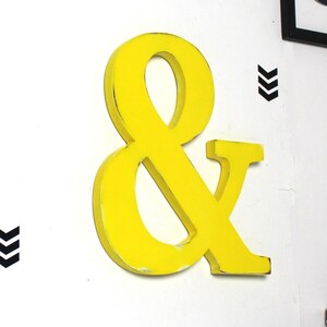 Patinated golden yellow ampersand to hang for a wall decoration, a wedding, a birthday _ mylittledecor image 2