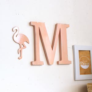 Letra M y su flamenco rosa _ letra personalizable_ color personalizable_mylittledecor