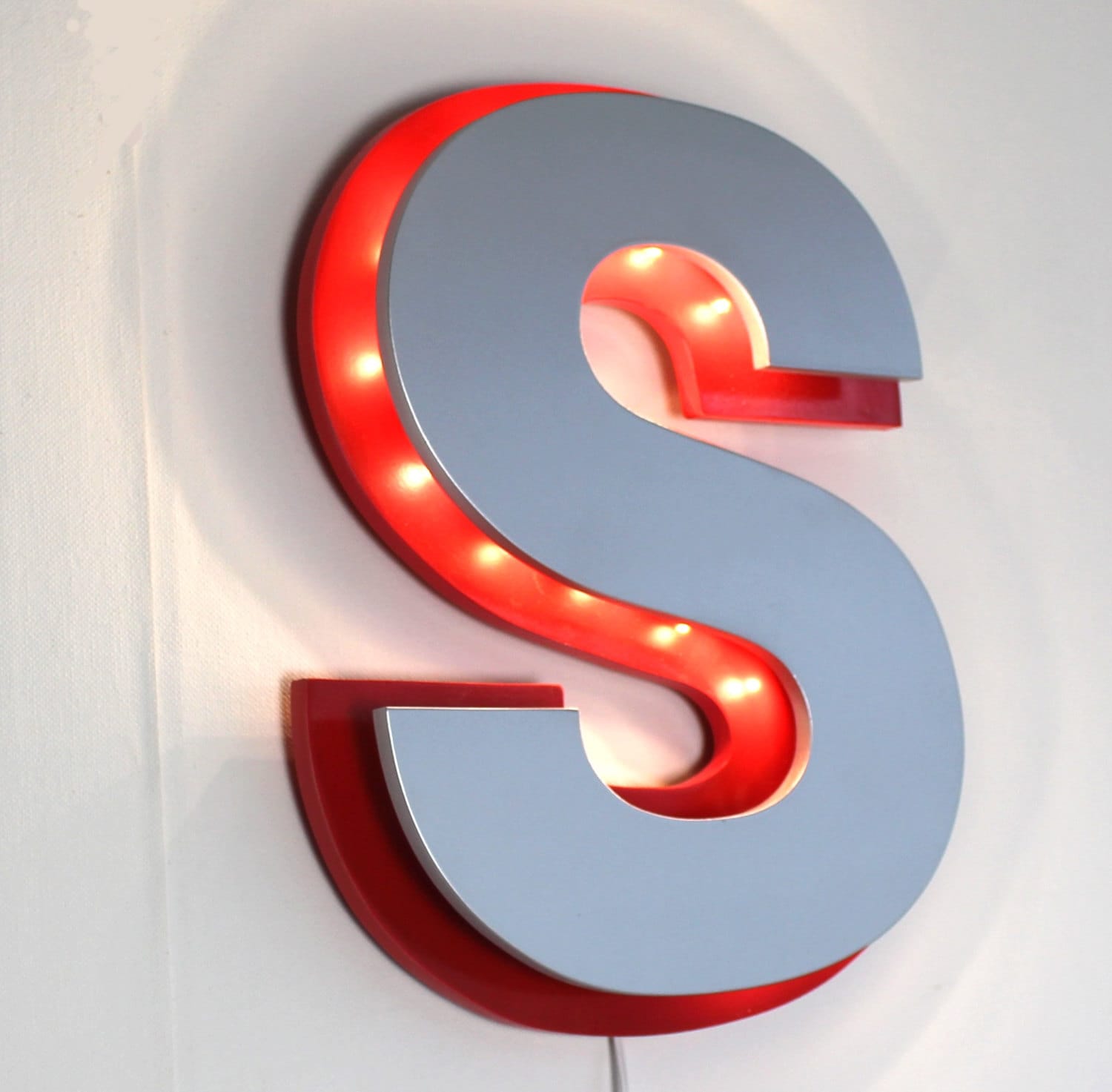 Lettre Lumineuse S de Type Enseigne Rouge et Argent en Veilleuse - Mylittledecor Lettre Bois -