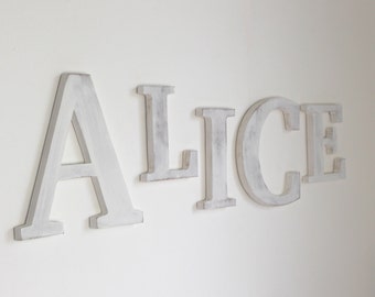 prénom ALICE en grandes lettres de bois blanc patiné : naissance,anniversaire,baptême