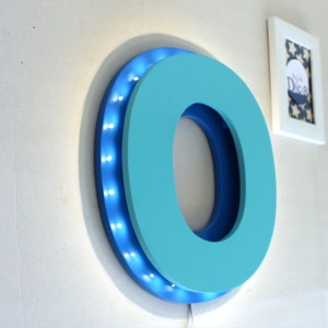 Letra luminosa O azul real y azul turquesa - letrero luminoso - letra grande de madera - mylittledecor -