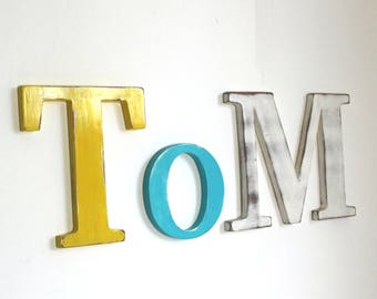 Prénom en bois TOM  bleu , jaune et blanc patiné  - naissance - lettre géante