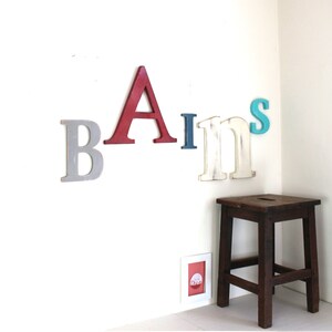 Mot géant BAINS gris, rouge, bleu,blanc mylittledecor lettres décoratives prénom géant lettre géante industriel salle de bains image 1