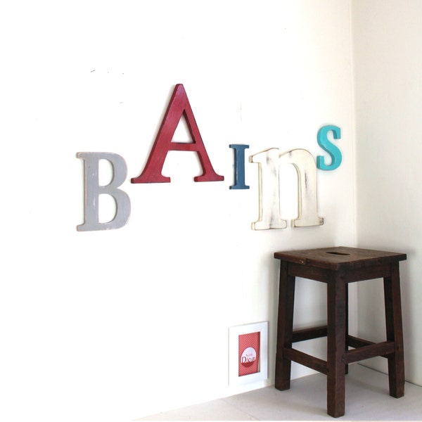 Mot géant BAINS gris, rouge, bleu,blanc  - mylittledecor - lettres décoratives - prénom géant- lettre géante - industriel - salle de bains