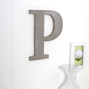 Letra P de madera gris pardo desgastada para colgar en una decoración de pared, una boda, un cumpleaños _ mylittledecor