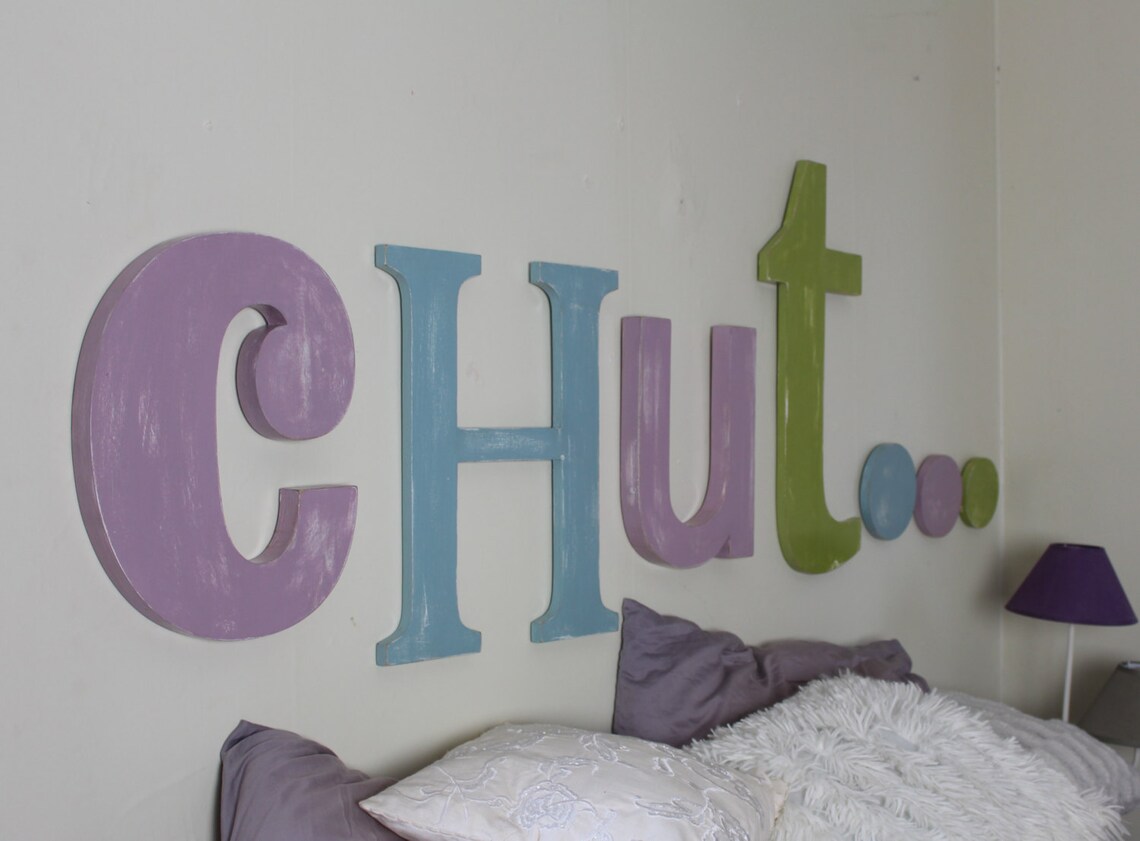 Tête de lit en bois aubergine , kaki, bleu baltique lettres