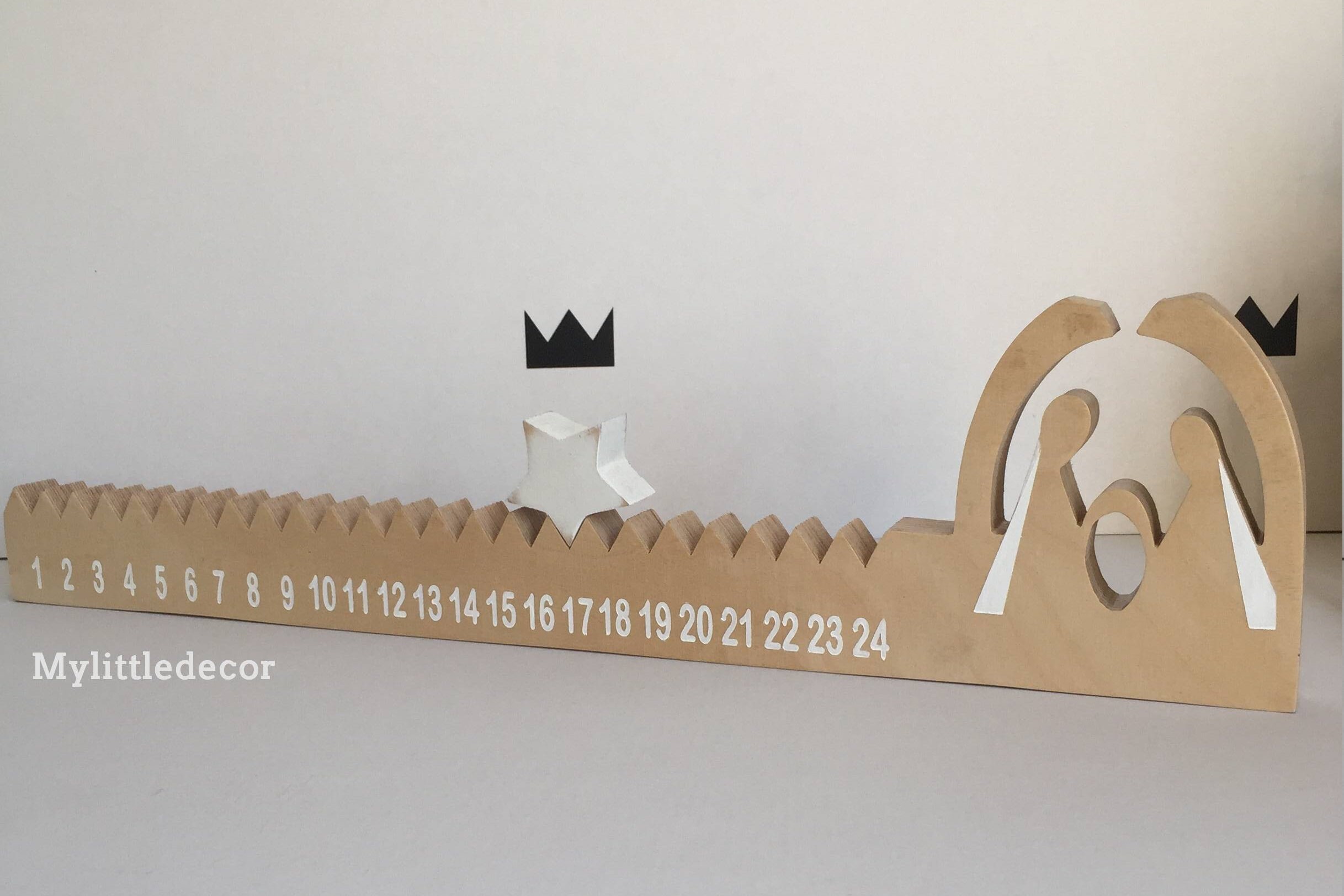 Calendrier de L'avent en Bois avec Crèche. en Stock