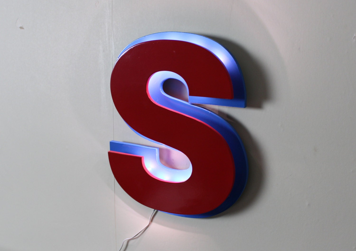 Lettre Lumineuse S de Type Enseigne Rouge et Bleue en Veilleuse