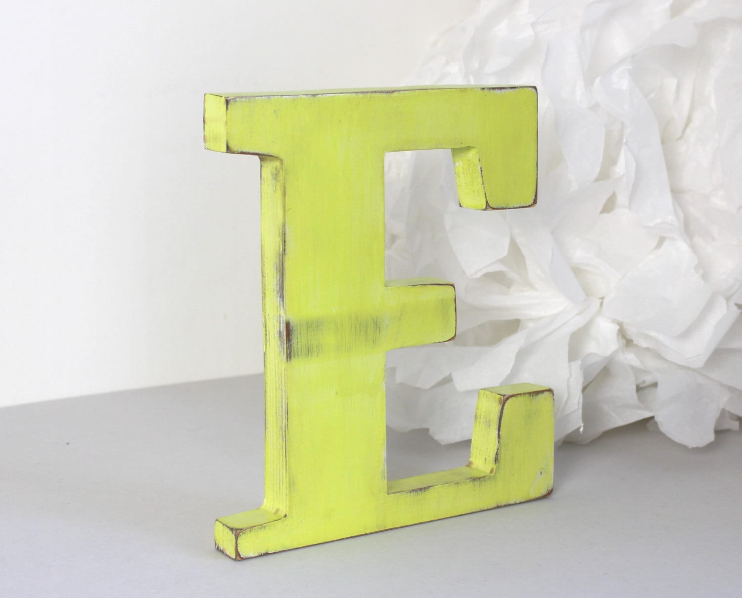 Lettre en Bois E Jaune Patiné à Poser . Décoration Personnalisée, Un Mariage, Anniversaire, Une Nais