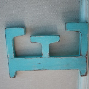 Lettre E en bois bleue turquoise patinée à accrocher image 1