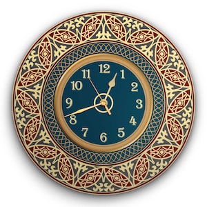 Op de afbeelding: Een ronde klok met een gouden frame en Romeinse cijfers. De wijzerplaat van de klok is blauw met gouden wijzers en een gouden midden. De klok is omgeven door een decoratieve rand met gouden en rode accenten.