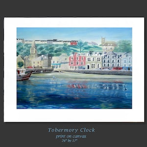 Puede incluir: Una pintura de un pueblo costero colorido con un barco en primer plano. El pueblo está construido en una ladera con un campanario de iglesia en el fondo. La pintura se titula "Tobermory Clock" y es una impresión sobre lienzo que mide 61 cm por 43 cm.