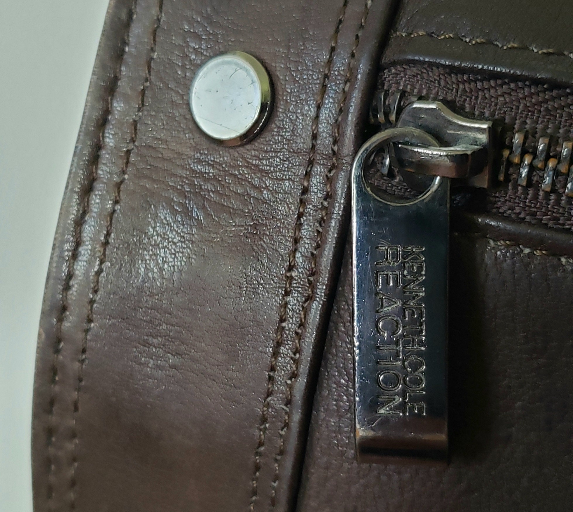 Sac Bandoulière En Cuir Véritable Kenneth Cole – Marron – Occasion Bon état – Idéal Ordinateur Portable & Affaires
