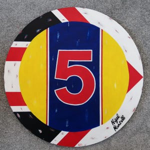 Upcycled echtes &quot;5&quot; mph Tempolimitschild, neu gestaltet in den Farben von Nigel Mansells Helm und der Williams FW14B.&quot;