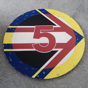 Upcycled echtes &quot;5&quot; mph Tempolimitschild, neu gestaltet in den Farben von Nigel Mansells Helm und der Williams FW14B.&quot;