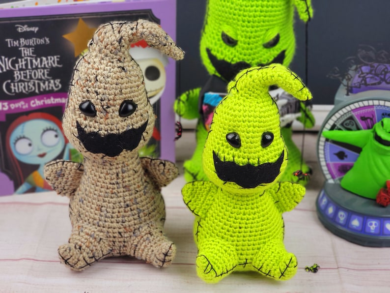 Puede incluir: Dos peluches de crochet del personaje 'El Fantasma Sin Nombre' de la pel&iacute;cula 'Pesadilla Antes de Navidad'. Uno es beige con ojos marrones y un bigote negro. El otro es verde con ojos negros y un bigote negro.