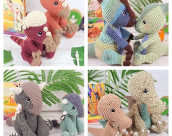Pode incluir: Quatro pares de brinquedos de dinossauro de crochê. Cada par apresenta um dinossauro maior e um dinossauro bebê menor. Os dinossauros são de várias cores, incluindo verde, azul, marrom e laranja.