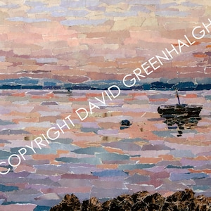 以下が含まれることがあります： 2隻の帆船が前景にある水面に沈む夕日を表現したコラージュ作品。空はピンク、オレンジ、パープルの色合いで、水面はブルー、グリーン、パープルが混ざり合っています。太陽は遠くで沈み、水面に金色の光を投げかけています。