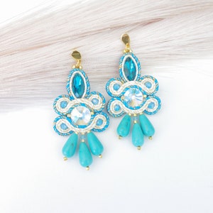 Orecchini soutache biancho e turchese con cristalli e gocce di pasta di turchese, regalo compleanno lei.