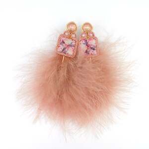 Longues boucles d'oreilles de soutache de plumes roses moelleuses, boucles d'oreilles légères tropicales, cadeau de petite amie.