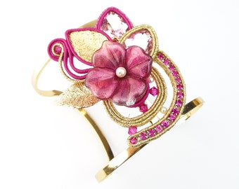 Bracelet floral soutache avec cristaux, bracelet fleur magenta pour bal de promo.
