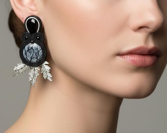 Orecchini soutache pendenti neri e bianchi con foglia argentata, gioielli tessili gotici, regalo fidanzata.