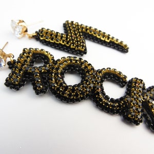 Pendientes colgantes de cristal negro &#39;ROCK&#39;: joyas asimétricas con un toque llamativo